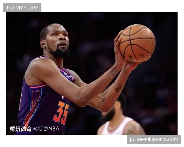 得分手杜兰特挡拆单打拉开空间，库里无球互补