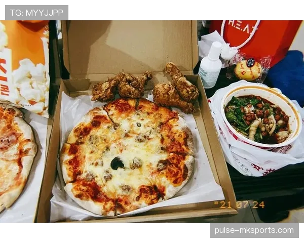 泰森·富里赛场像末日战神，回到豪宅却像隔壁大叔，穿拖鞋啃炸鸡这画面太魔幻